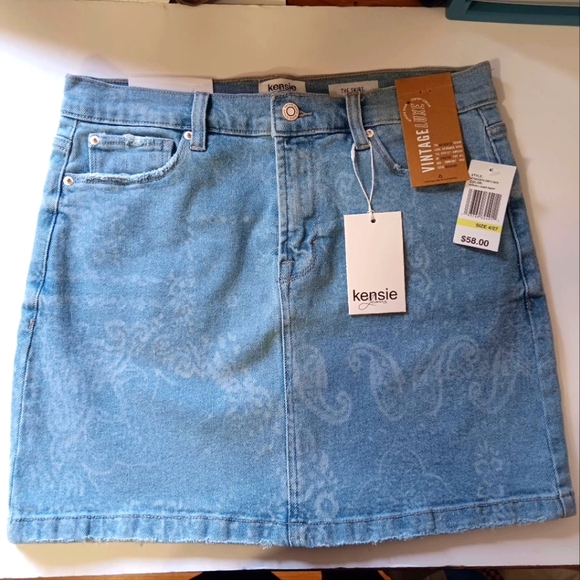Kensie Dresses & Skirts - Kensie jeans miniskirt, size 4/27, paisley print, new with tags.